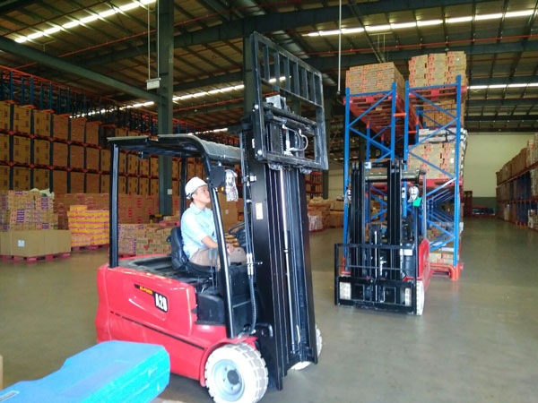 Sử dụng xe nâng điện 3 bánh