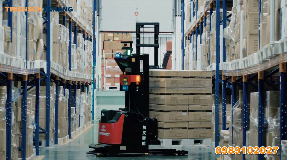 Xe nâng tự hành AGV được sử dụng trong các kho hàng thông minh
