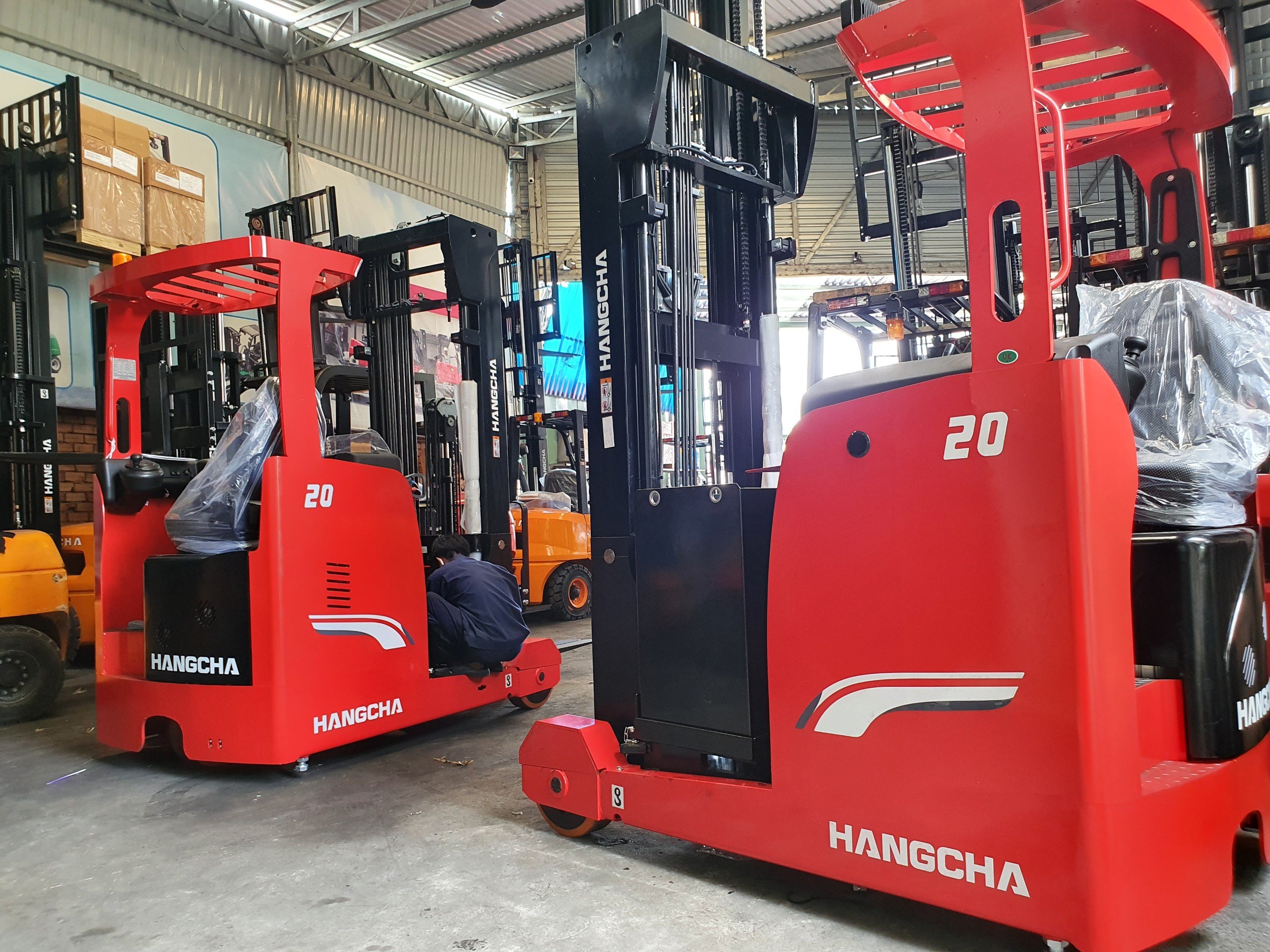 Xe reach truck 2 tấn mới