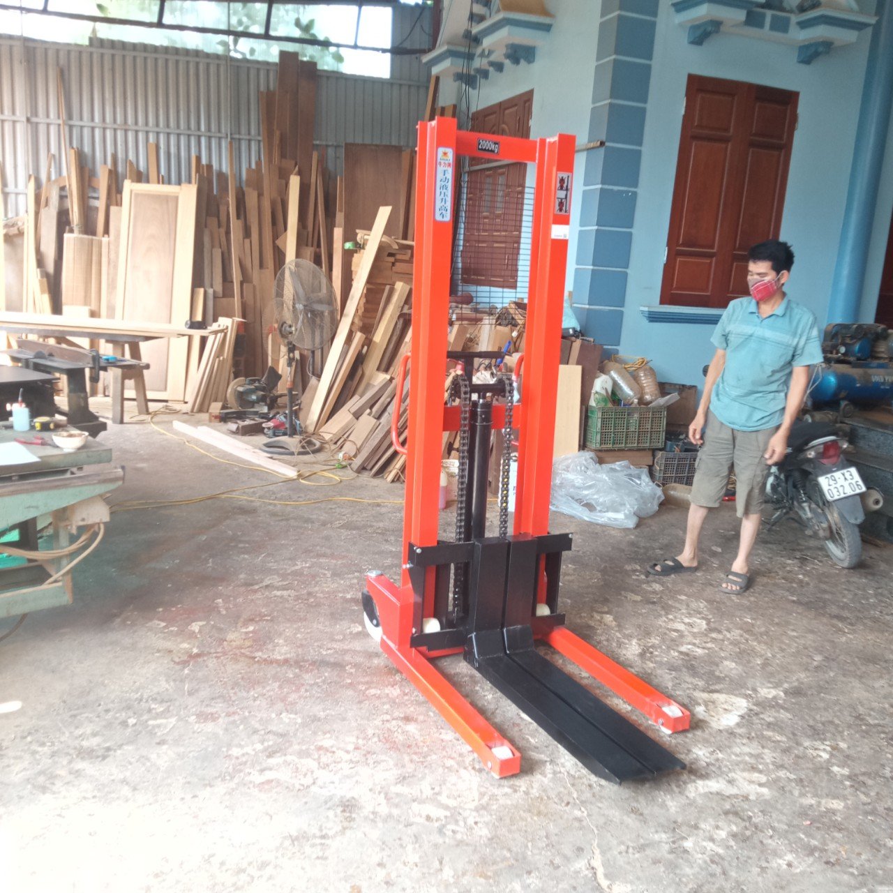 Sử dụng xe nâng tay cao 2 tấn - nâng 1m6 đúng cách