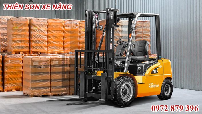 Sử dụng xe nâng điện 2 tấn Hangcha trong kinh doanh và sản xuất
