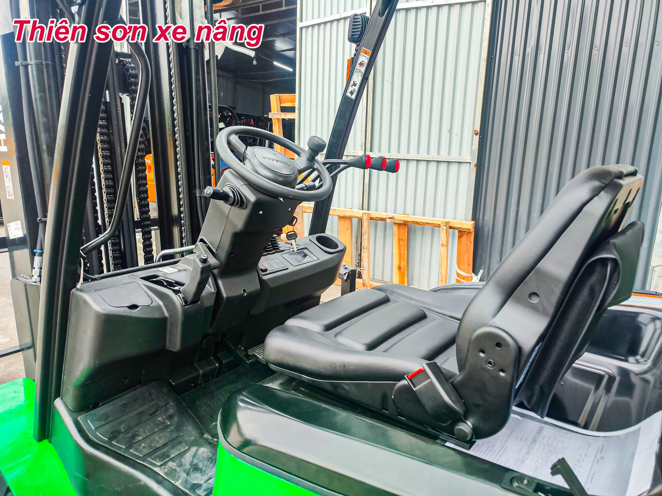 Khoang điều khuyển xe nâng dầu 3 tấn dòng X
