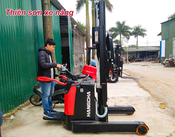 Xe nâng điện pallet stacker