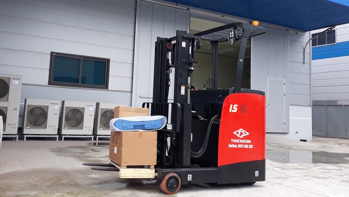 Xe nâng đứng lái pin axit chì