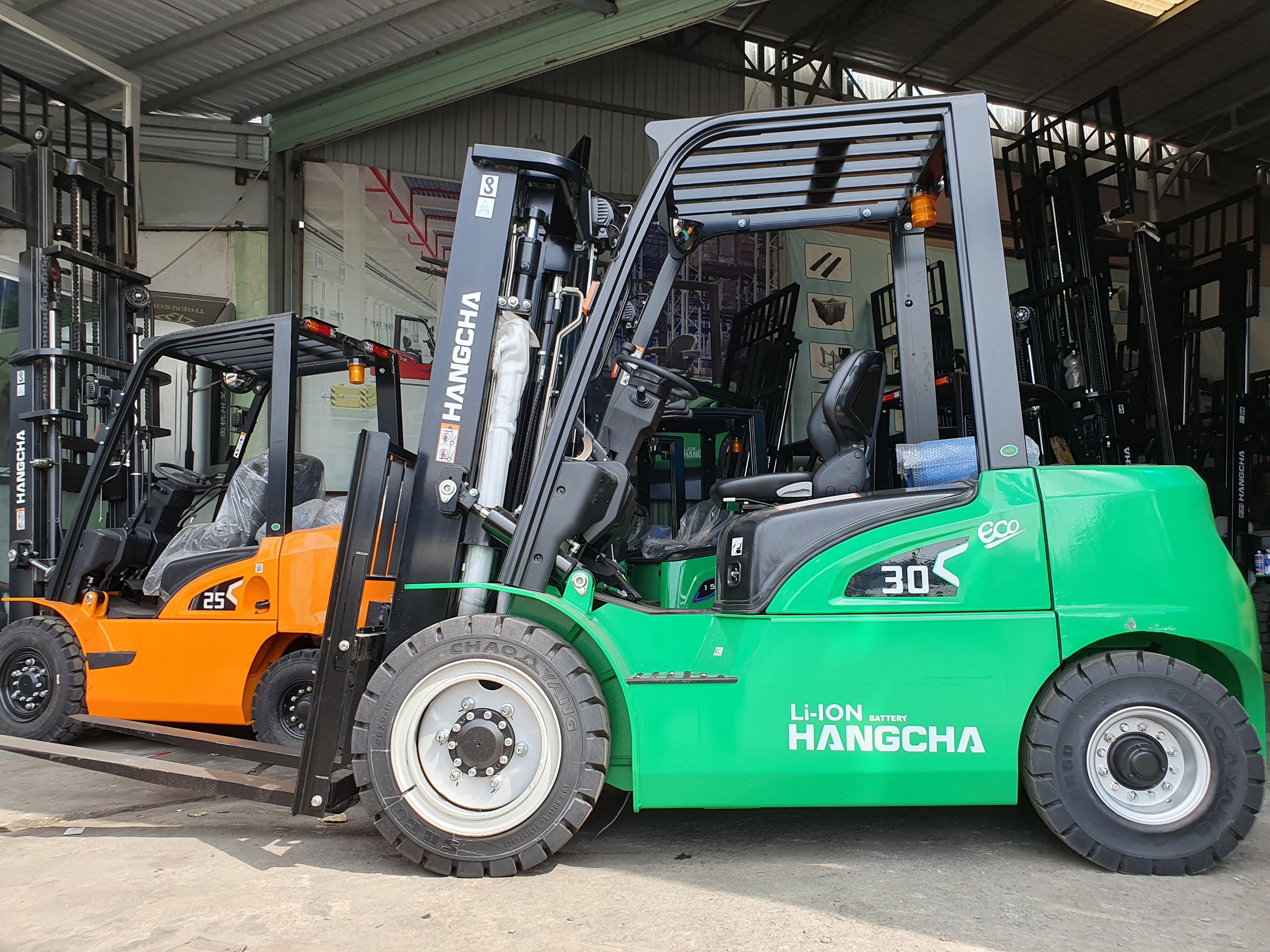 Xe nâng điện chui container