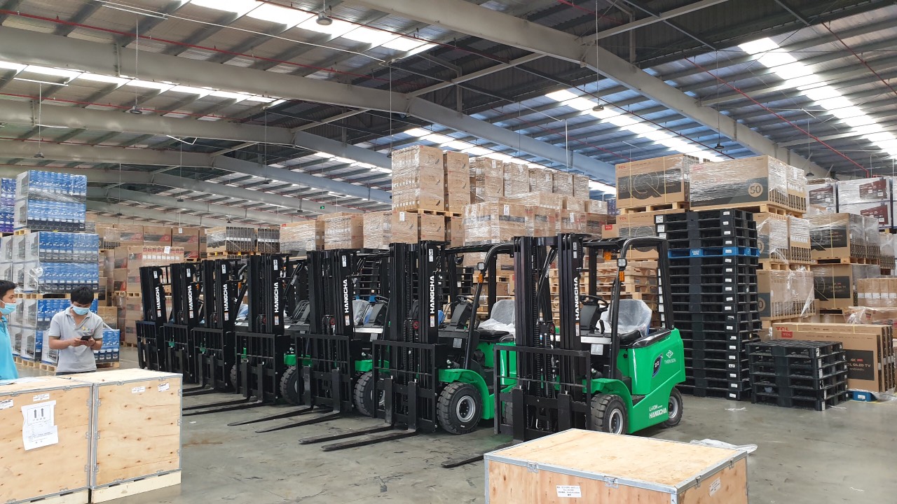 Tại sao câu hỏi mua xe nâng ở đâu uy tín lại mang tính sống còn đối với doanh nghiệp?