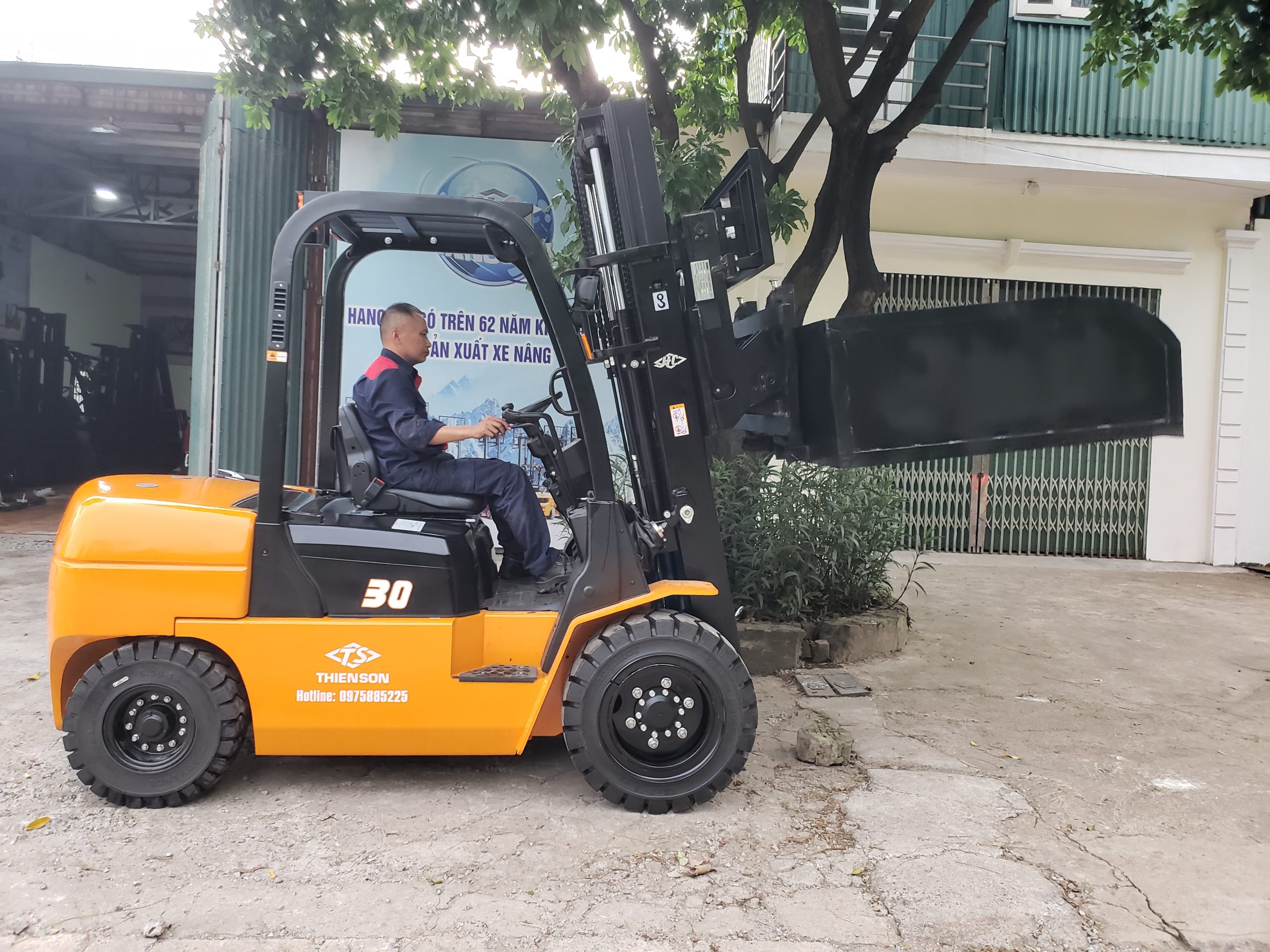 Xe nâng xúc lật