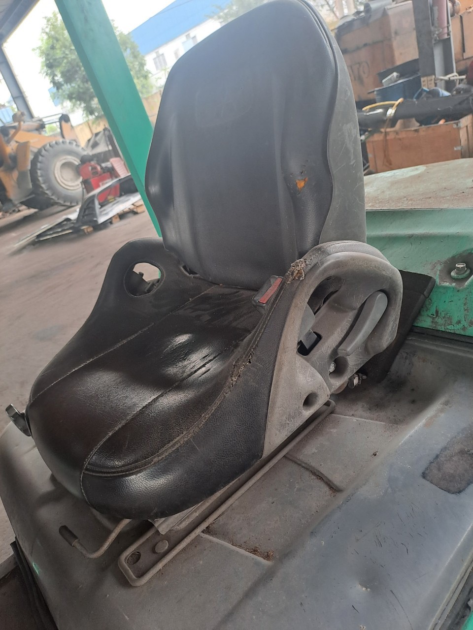 Ghế xe nâng cũ hỏng