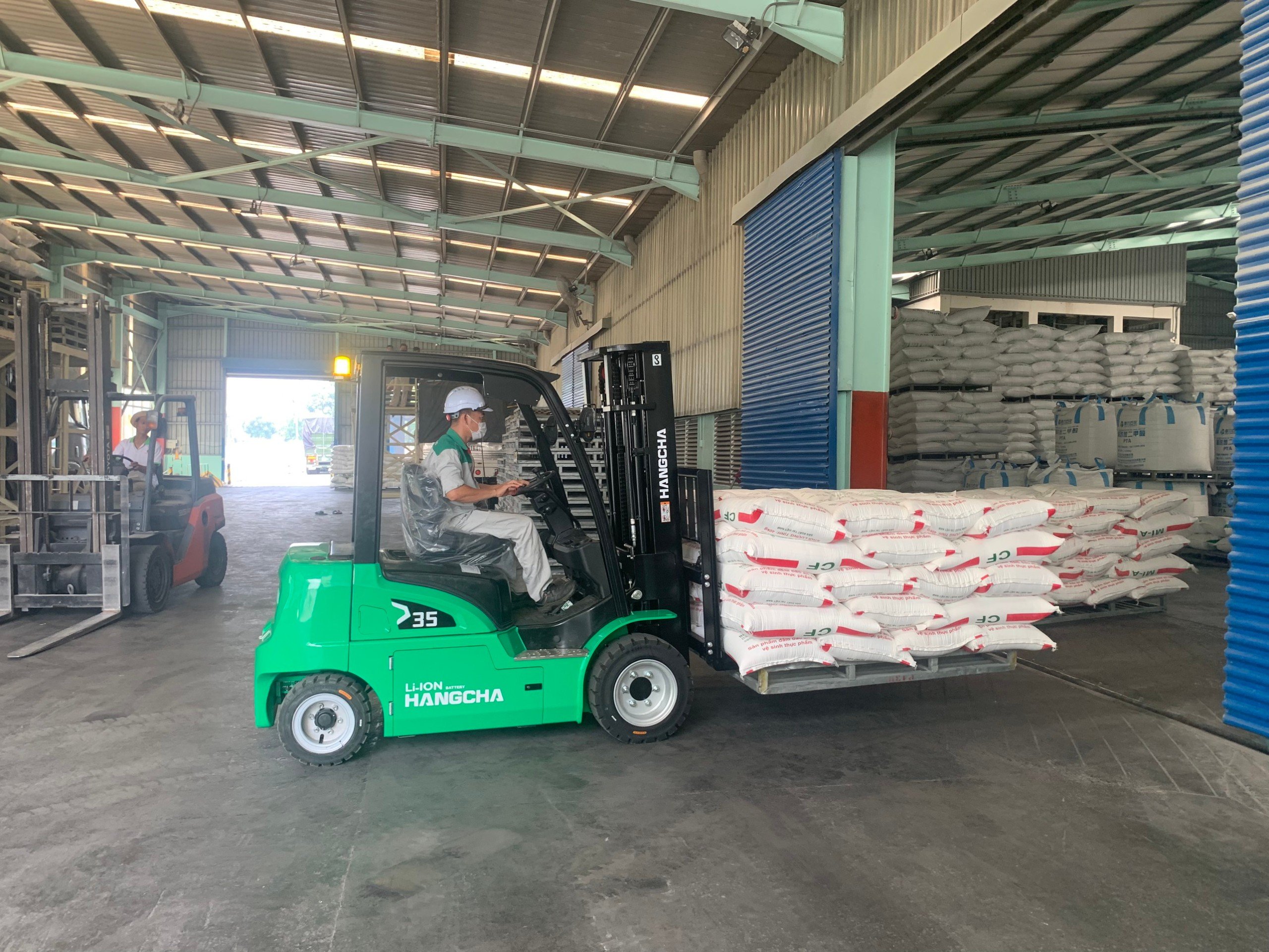 Ngồi ghế xe nâng chống xóc