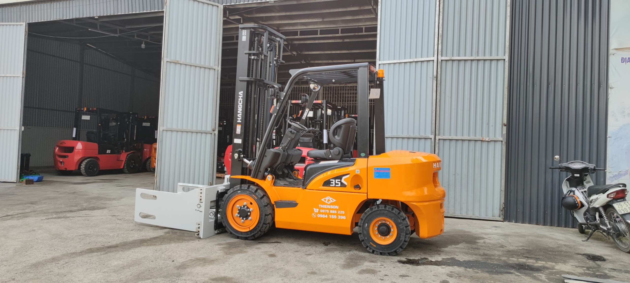 xe-nang-dau-kep-gach Xe nâng dầu kẹp gạch