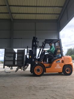 Xe nâng gạch 3 tấn