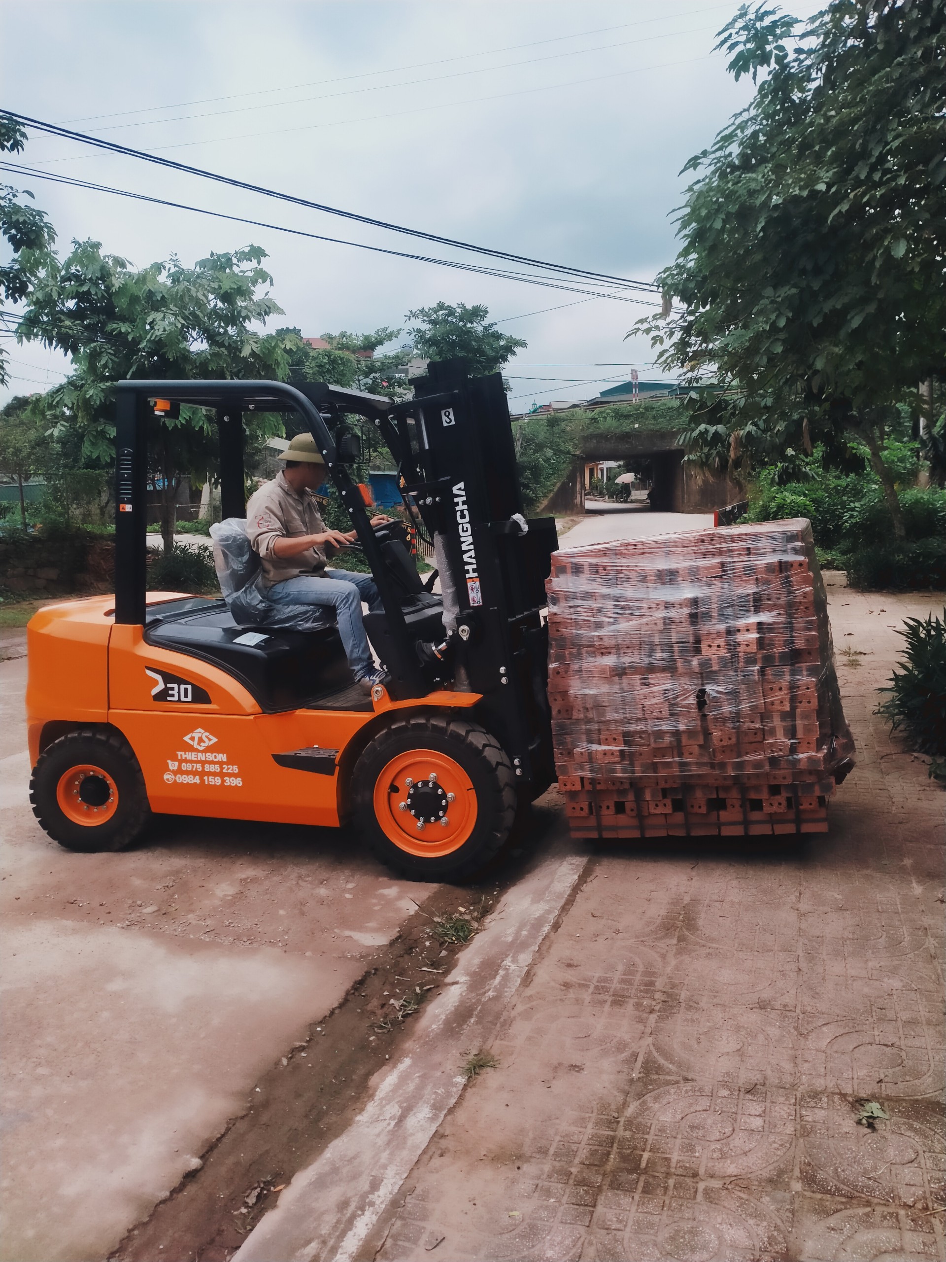 Xe nâng gạch tulen