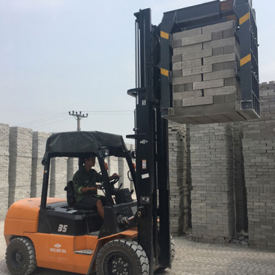 xe-nang-kep-gach-3-tan xe nâng kẹp gạch 3 tấn