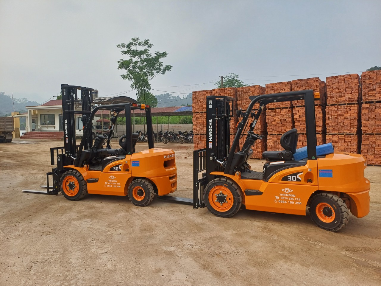 Xe nâng kẹp gạch 3 tấn