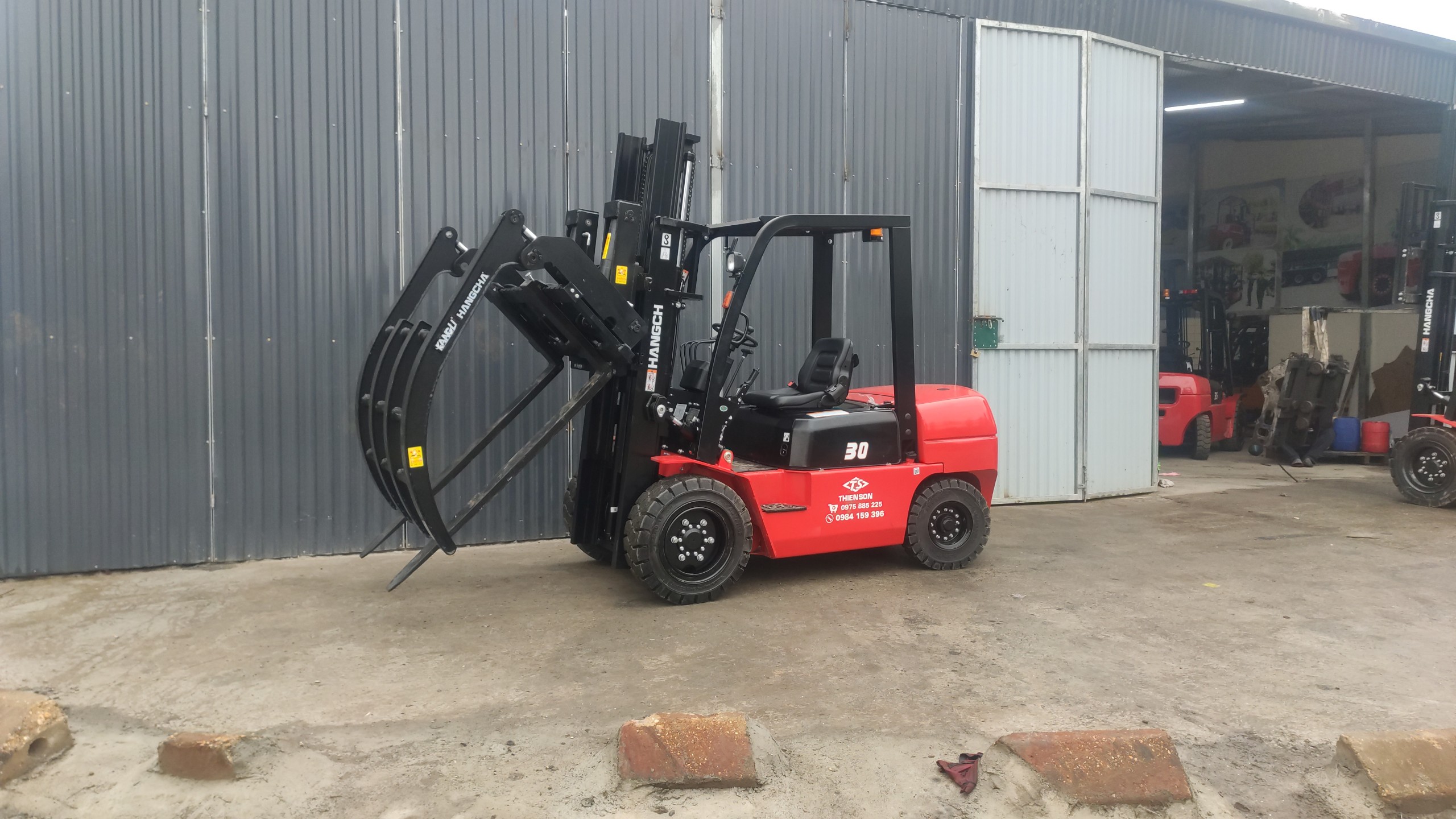 Xe nâng kẹp gỗ