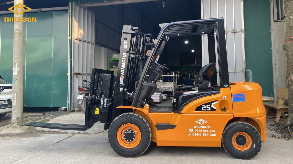 xe nâng lắp bộ công tác gật gù