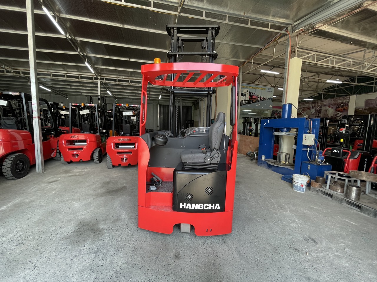 Xe nâng reach truck ngồi lái