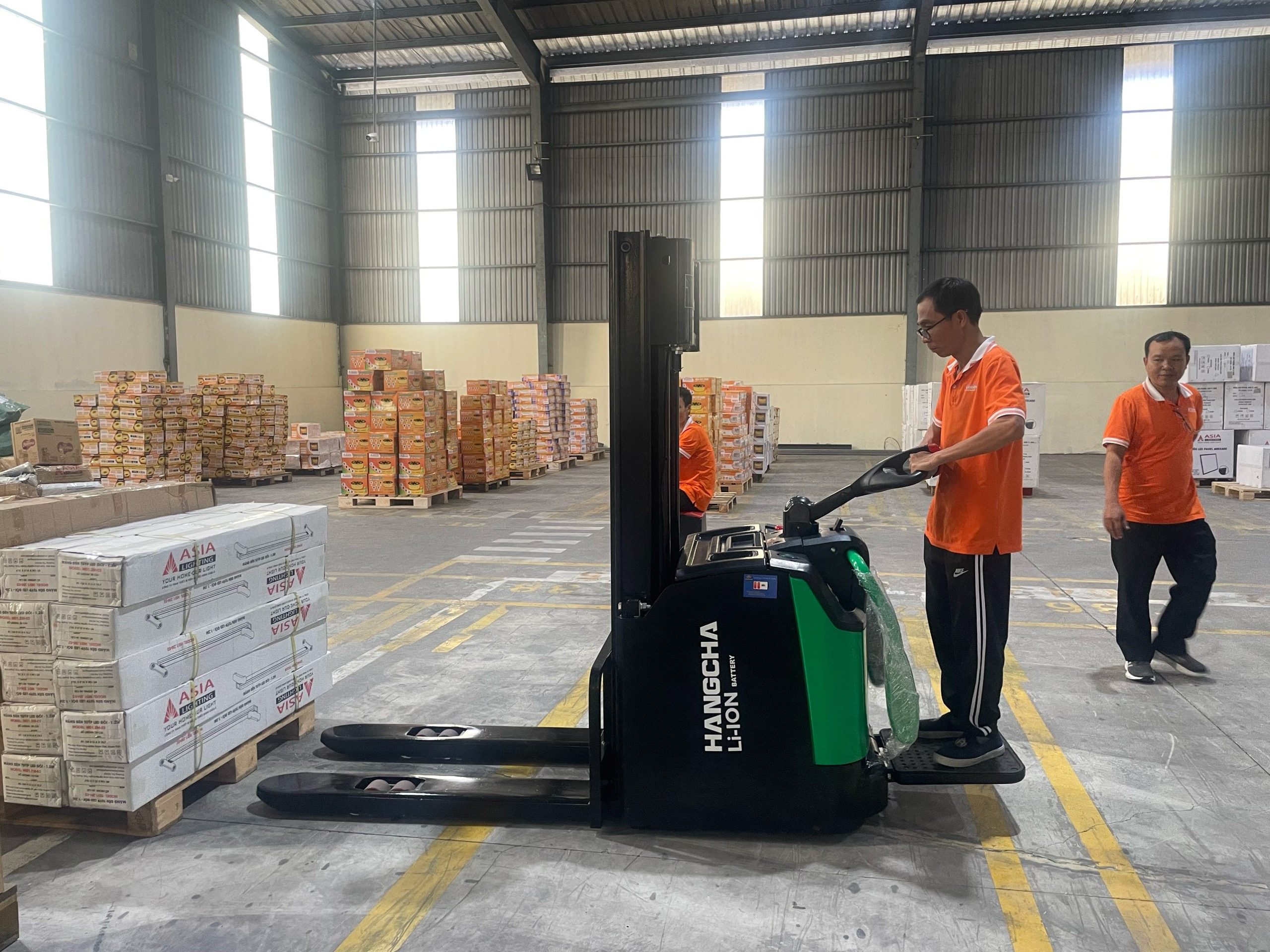 Thuê xe nâng tay điện lithium mới