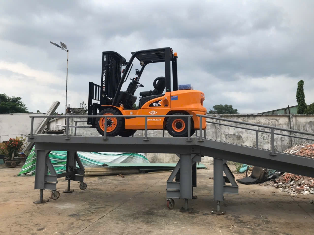 Xe nâng leo container Hangcha