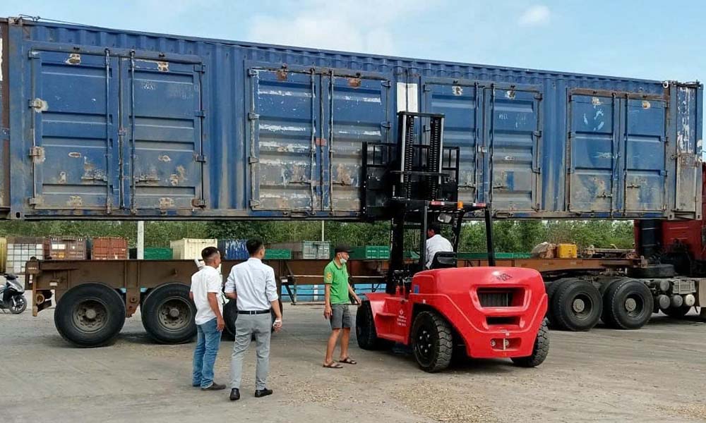 Xe nâng công rỗng 20 feet