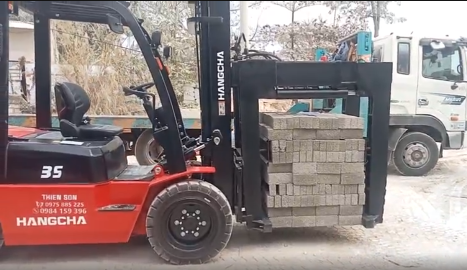 Xe nâng kẹp gạch không nung 3.5 tấn